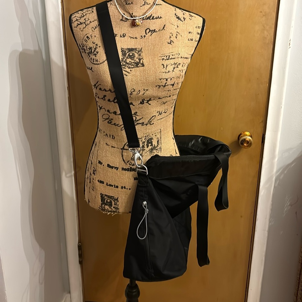 Large Under Armour bag in jet black